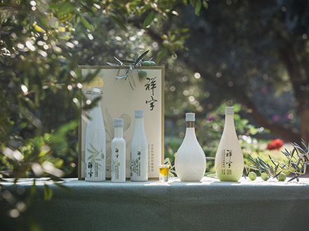 祥宇特級(jí)初榨橄欖油，純手工采摘、精選優(yōu)質(zhì)油橄欖鮮果，用意大利貝亞雷斯全自動(dòng)設(shè)備物理冷榨工藝，在鮮果采摘后8小時(shí)內(nèi)限時(shí)鮮榨而成。